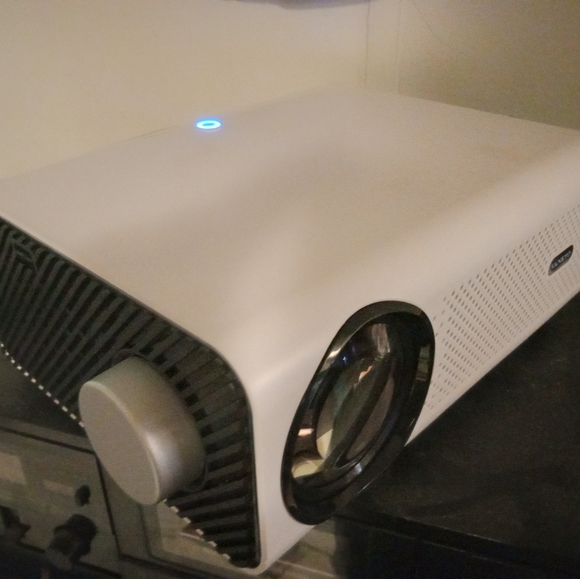 Vankyo Projector Model#YG461 - Picture 2 of 3